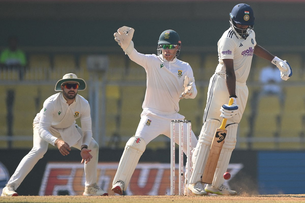 একটি স্পিন বল খেলার চেষ্টা করছেন সাই সুদর্শন