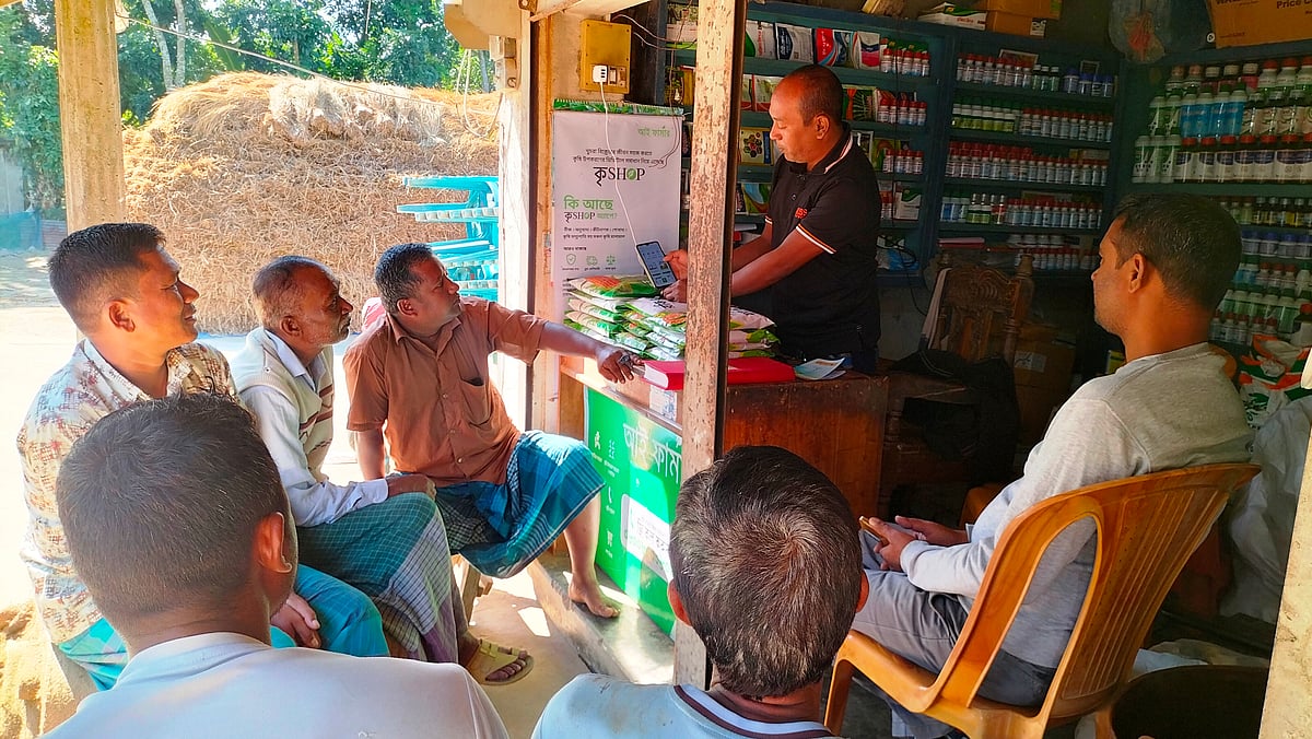 আইফার্মার এর সেবা নিয়ে কৃষকদের সঙ্গে আলোচনা করছেন একজন রিটেইলার। গত বুধবার দিনাজপুরের বীরগঞ্জ উপজেলার ভাদুরিয়া বাজারে