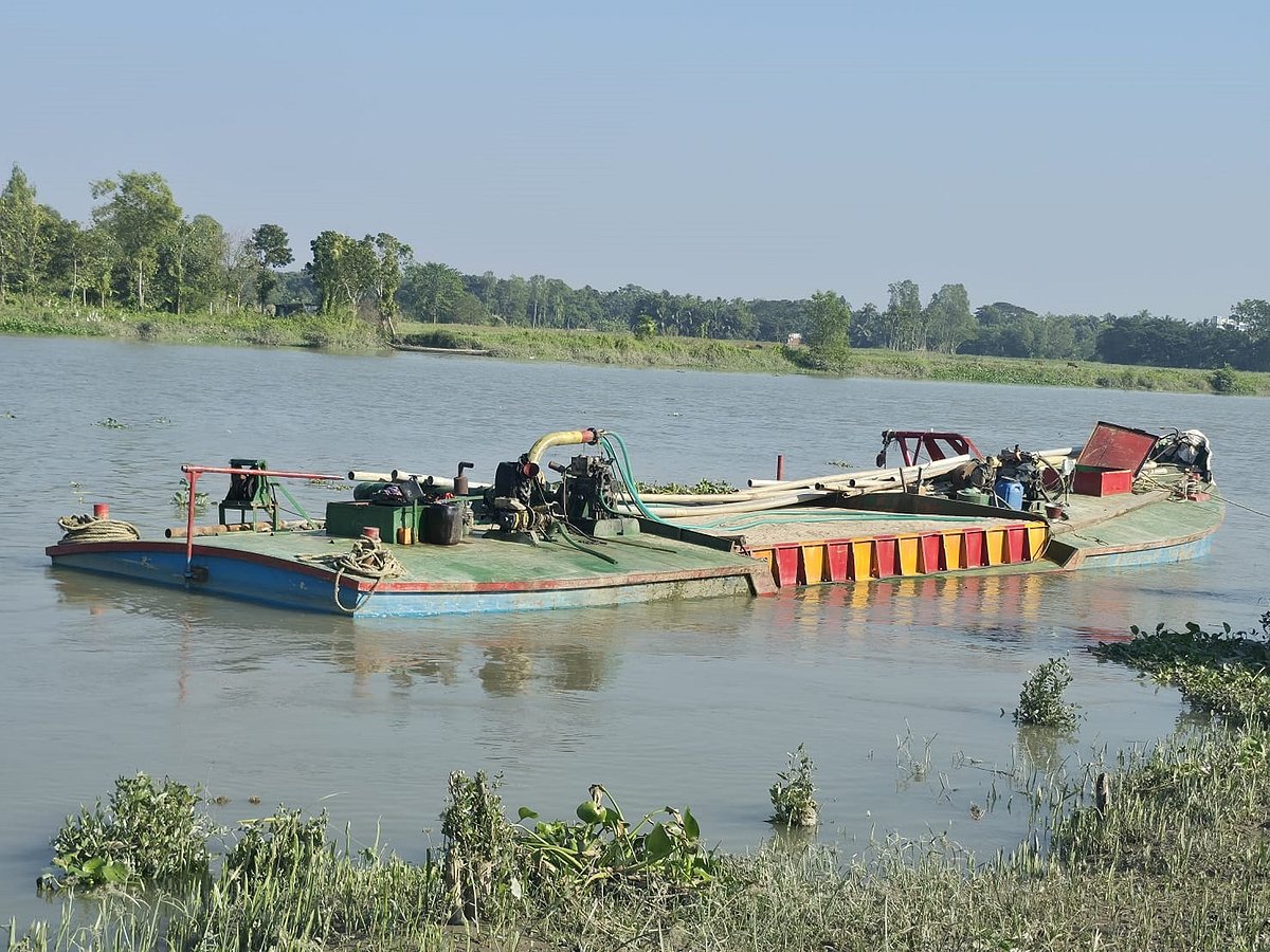 হালদা নদী থেকে জব্দ করা বালুভর্তি বাল্কহেড নৌযান