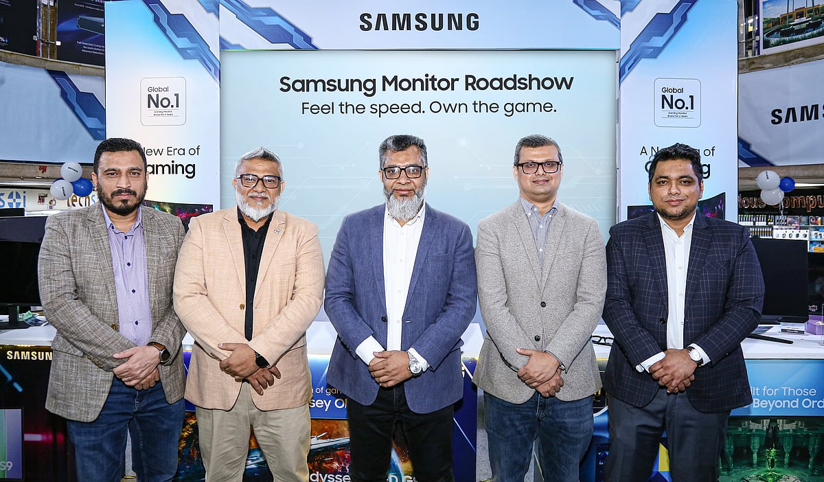 রোড শোর উদ্বোধনী অনুষ্ঠানে স্যামসাং কনজ্যুমার ইলেকট্রনিকস বাংলাদেশ ও স্মার্ট টেকনোলজিসের কর্মকর্তারা