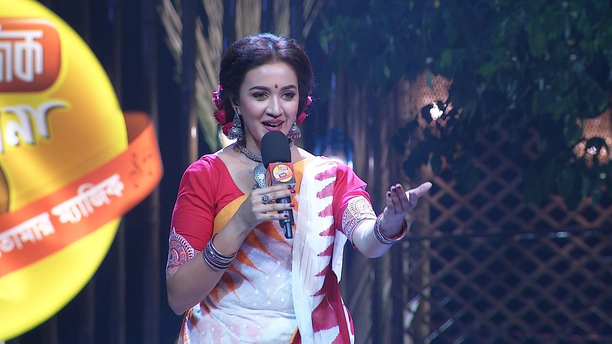 চলছে ‘ম্যাজিক বাউলিয়ানা’। উপস্থাপনা করছেন আইশা খান। ছবি: মাছরাঙা টেলিভিশনের সৌজন্যে