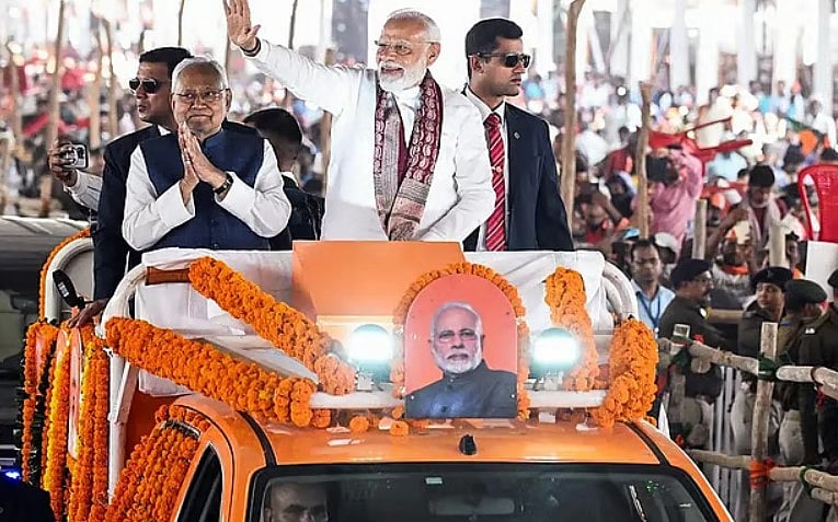বিহারে জনগণের অভিবাদনের জবাব দিচ্ছেন প্রধানমন্ত্রী নরেন্দ্র মোদি