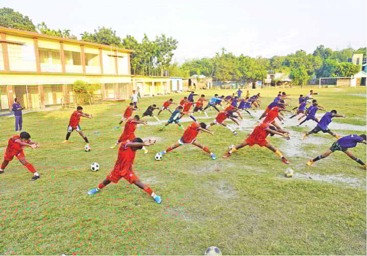 অনুশীলনে ব্যস্ত ফুটবলাররা। সম্প্রতি কুষ্টিয়ার কুমারখালীর কয়া সরকারি প্রাথমিক বিদ্যালয় মাঠে
