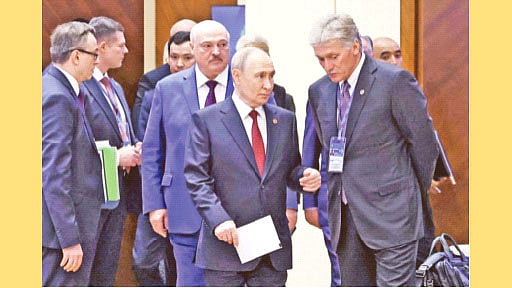 রাশিয়ার প্রেসিডেন্ট ভ্লাদিমির পুতিন ক্রেমলিন মুখপাত্র দিমিত্রি পেসকভের সঙ্গে কথা বলছেন। গতকাল কিরগিজস্তানের রাজধানী বিশকেকে এক সম্মেলনে