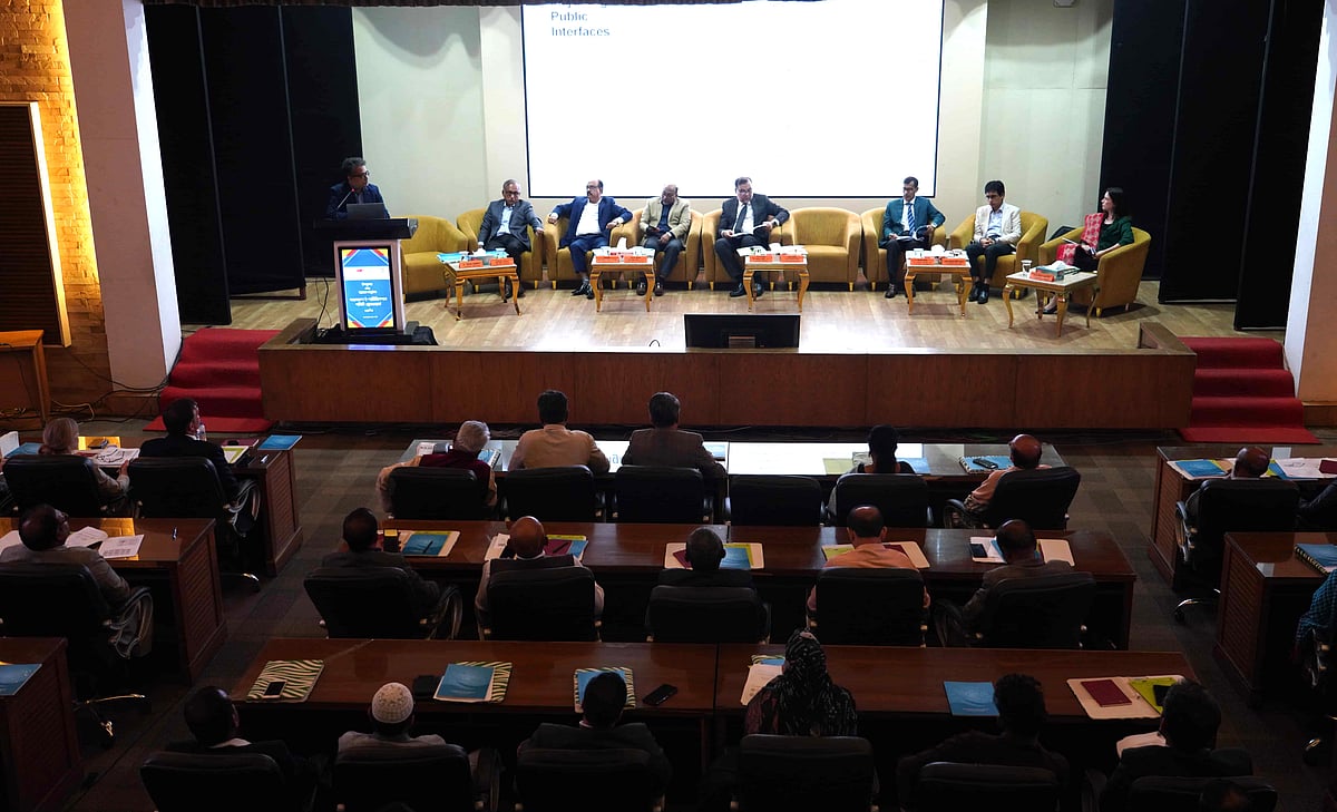 প্রস্তাবিত ‘ই-পার্টিসিপেশন’ নীতিমালা উপস্থাপন ও হস্তান্তর অনুষ্ঠানে উপস্থিত আলোচকেরা। রাজধানীর আগারগাঁওয়ে। ২৭ নভেম্বর