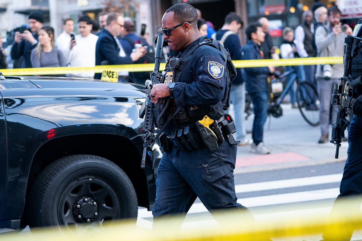 ওয়াশিংটন ডিসিতে ন্যাশনাল গার্ডের দুই সদস্যকে গুলির পর ওই এলাকা ঘিরে ফেলা হয় ও নিরাপত্তাব্যবস্থা জোরদার করা হয়। ২৬ নভেম্বর ২০২৫, ওয়াশিংটন ডিসি