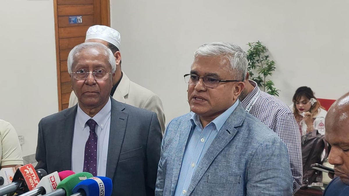 সাংবাদিকদের সঙ্গে কথা বলেন আউট অব কান্ট্রি ভোটিং (ওসিভি) প্রকল্পের টিম লিডার ব্রিগেডিয়ার জেনারেল (অব.) সালিম আহমেদ খান (ডানে)। পাশে ইসি সচিবালয়ের জ্যেষ্ঠ সচিব আখতার আহমেদ। ২৭ নভেম্বর