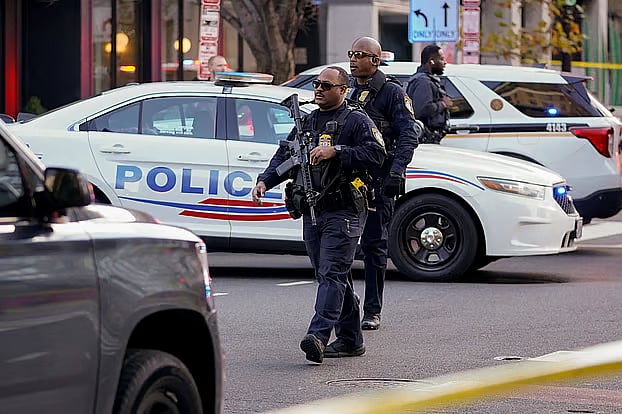 হোয়াইট হাউসের কাছে ন্যাশনাল গার্ডের দুই সদস্য গুলিবিদ্ধ হওয়ার পর আইন প্রয়োগকারী কর্মকর্তাদের তৎপরতা। ওয়াশিংটন ডিসি, যুক্তরাষ্ট্র, ২৬ নভেম্বর ২০২৫