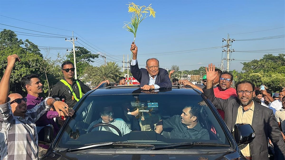 ফেনী-৩ আসনে বিএনপি মনোনীত প্রার্থী আব্দুল আউয়াল মিান্টু ছাদখোলা গাড়িতে ধানের শীষ হাতে নেতা-কর্মীদের শুভেচ্ছা জানান। আজ বিকেলে ফেনী–নোয়াখালী সড়কে