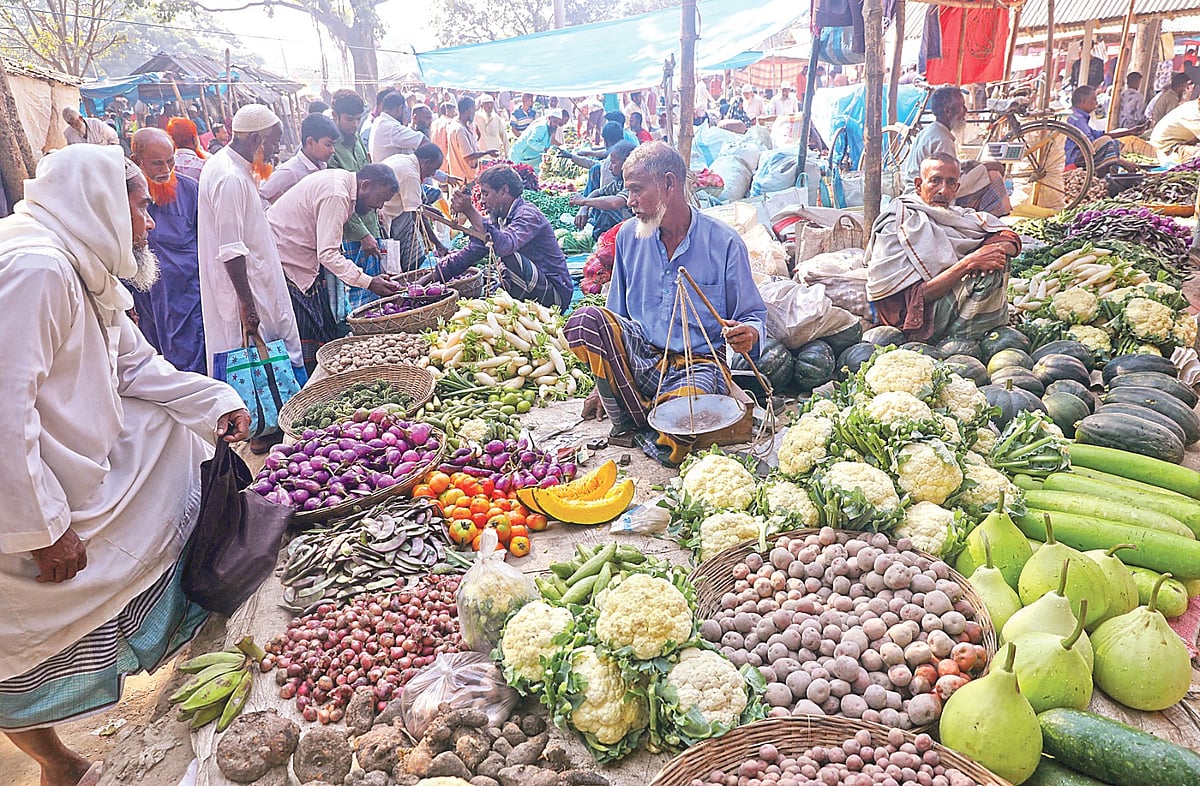 শীতের সবজিতে বাজার ঠাসা। তবে দাম একটু চড়া। গতকাল বগুড়ার দুপচাঁচিয়া উপজেলার ধাপসুলতানগঞ্জ হাটে