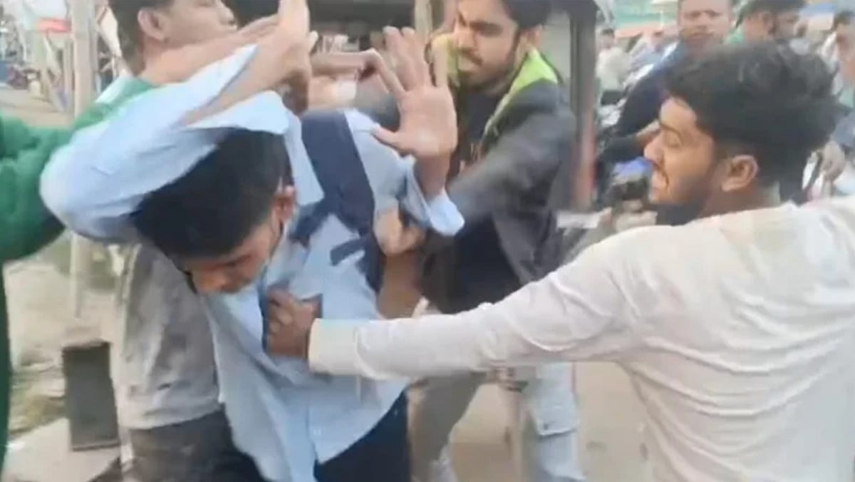 খুলনায় গণতান্ত্রিক ছাত্রজোটের মানববন্ধনে হামলা হয়েছে। গতকাল বিকেলে নগরের শিববাড়ী মোড়ে