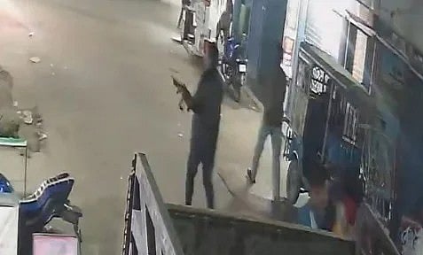 অস্ত্র হাতে একজন। বৃহস্পতিবার সন্ধ্যায় ব্রাহ্মণবাড়িয়া শহরের কান্দিপাড়া এলাকায়