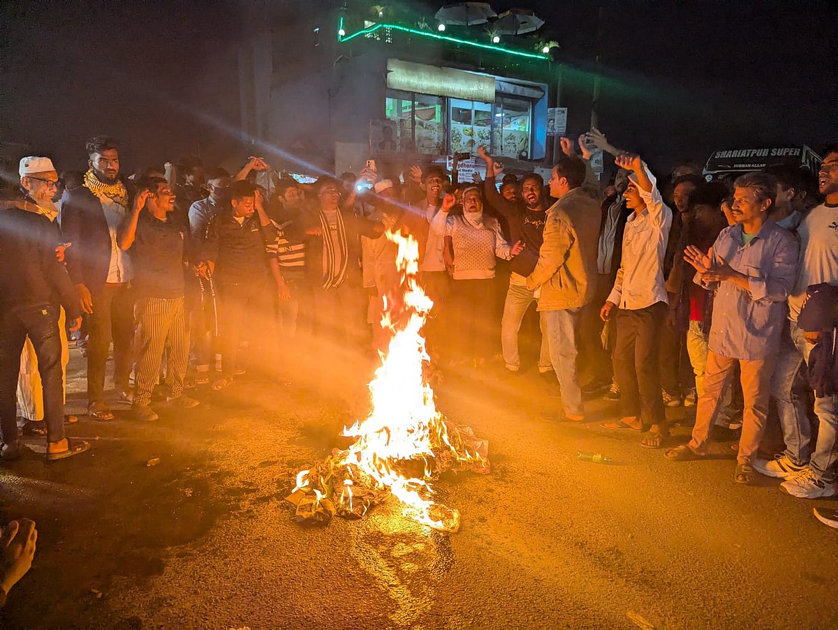 শরীয়তপুর-১ আসনে বিএনপির প্রার্থী পরিবর্তনের দাবিতে ঢাকা-শরীয়তপুর মহাসড়ক অবরোধ বিক্ষোভ। বৃহস্পতিবার সন্ধ্যায় জাজিরার কাজিরহাট বাসস্ট্যান্ডে