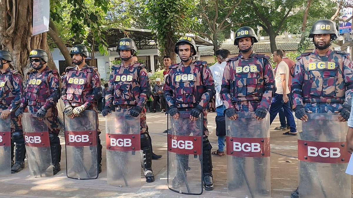 রায় ঘোষণাকে কেন্দ্র করে ঢাকার মহানগর দায়রা জজ আদালতে বিজিবি মোতায়েন করা হয়েছে। আজ বৃহস্পতিবার সকালে