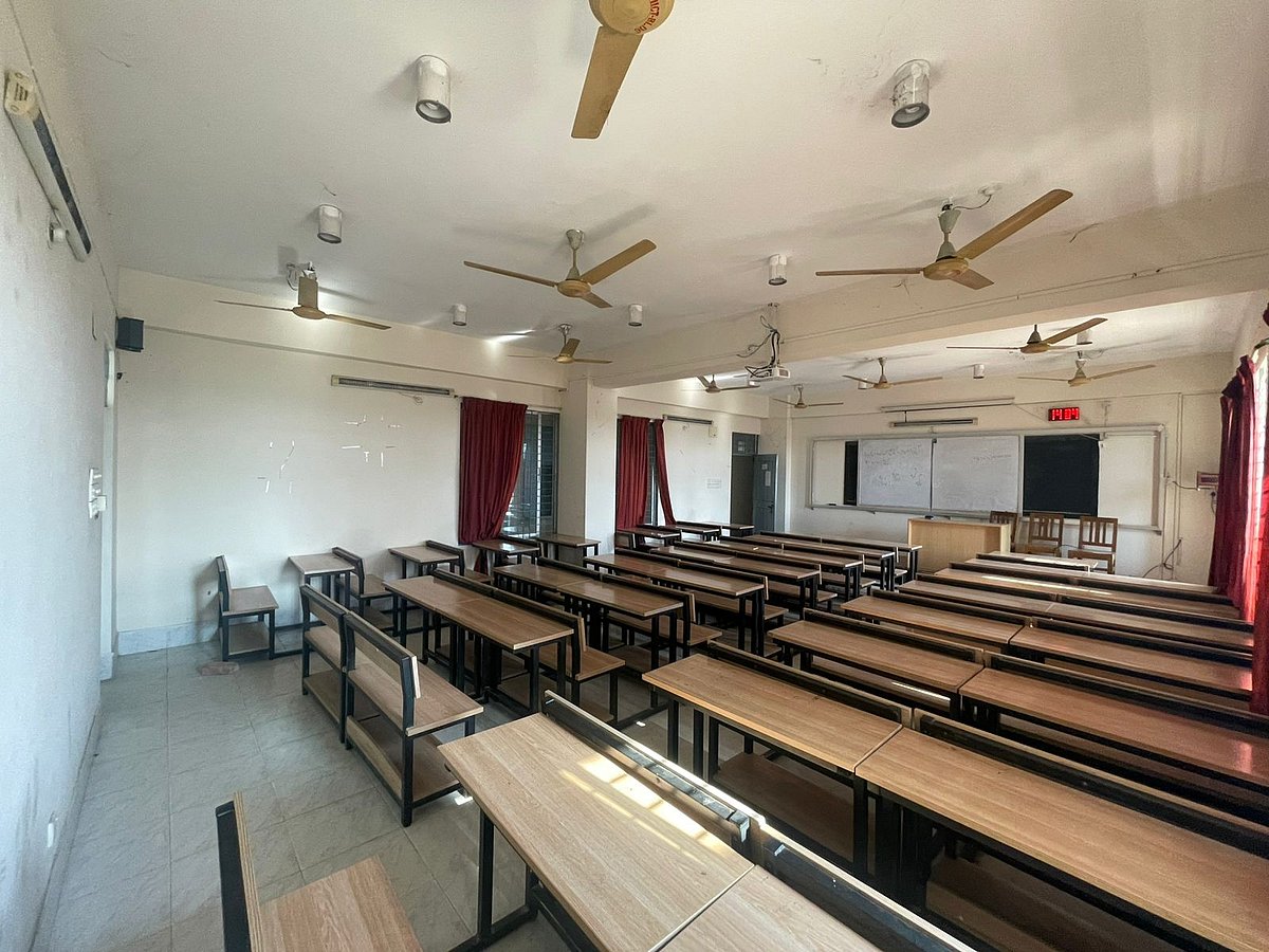 সিলেটের শাহজালাল বিজ্ঞান ও প্রযুক্তি বিশ্ববিদ্যালয়ের তড়িৎ প্রকৌশল বিভাগের ফাঁকা ক্লাসরুম। গতকাল বুধবার সকালে তোলা