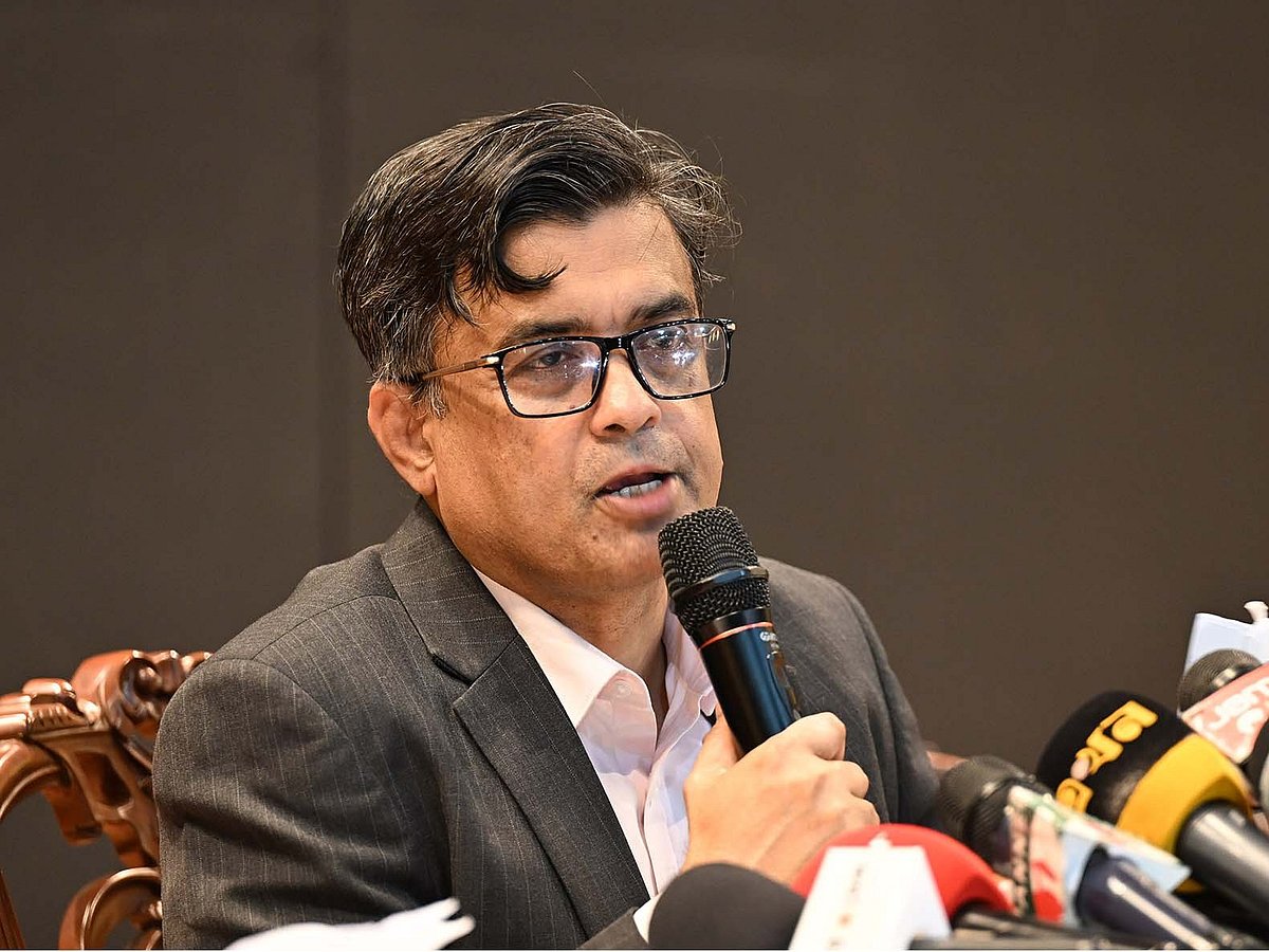 প্রধান উপদেষ্টার প্রেস সচিব শফিকুল আলম সংবাদ সম্মেলনে উপদেষ্টা পরিষদের বৈঠকে আলোচনার বিষয়বস্তু সাংবাদিকদের কাছে তুলে ধরেন। আজ বৃহস্পতিবার রাজধানীর ফরেন সার্ভিস একাডেমিতে