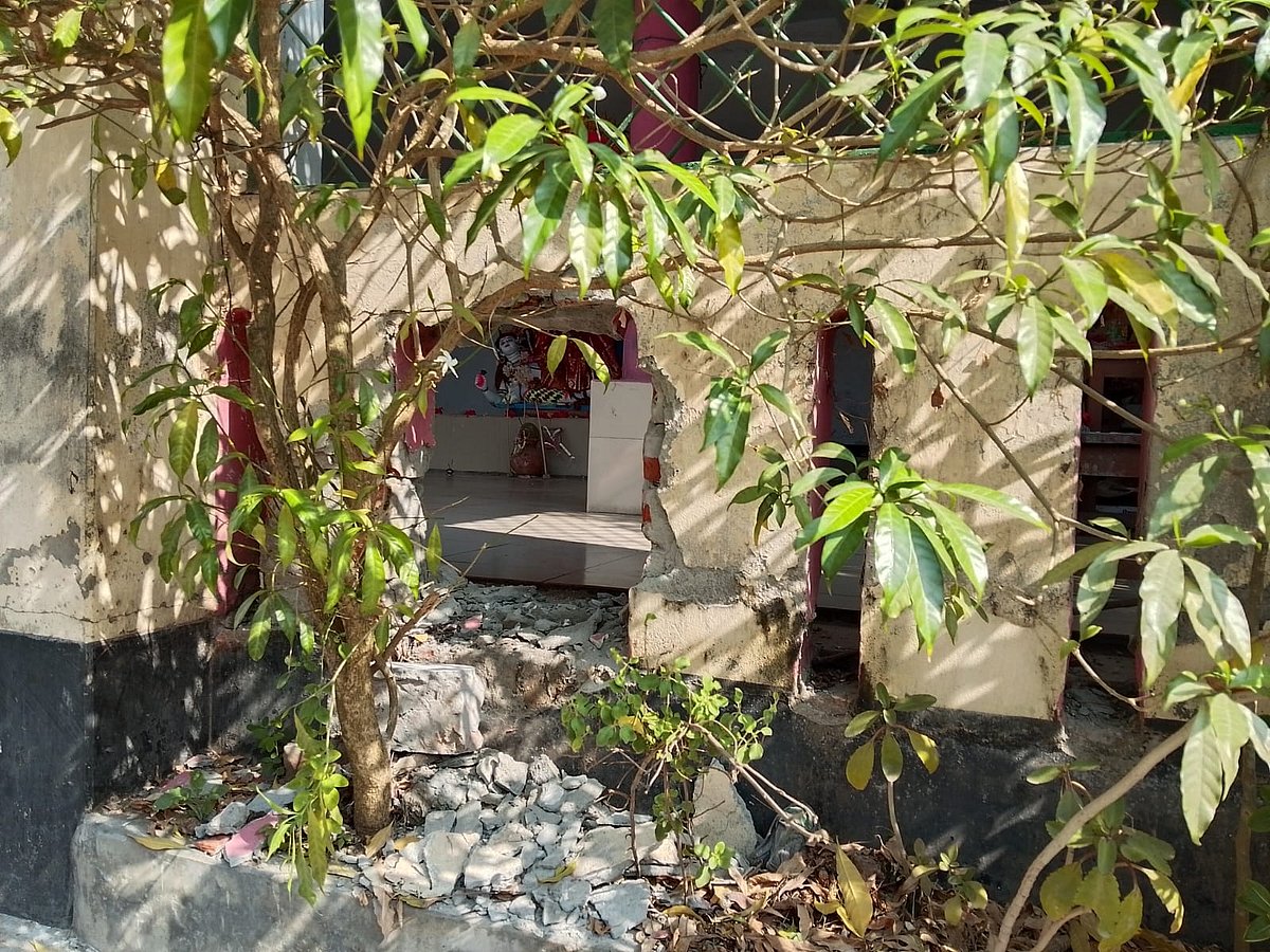 ফরিদপুরে ‘আলীপুর উদয়ন সংঘ সর্বজনীন দুর্গামন্দির’–এর সামনের দেয়াল ভেঙে চুরির ঘটনা ঘটে। আজ শুক্রবার বেলা ১১টার দিকে ফরিদপুর শহরের আলীপুরে