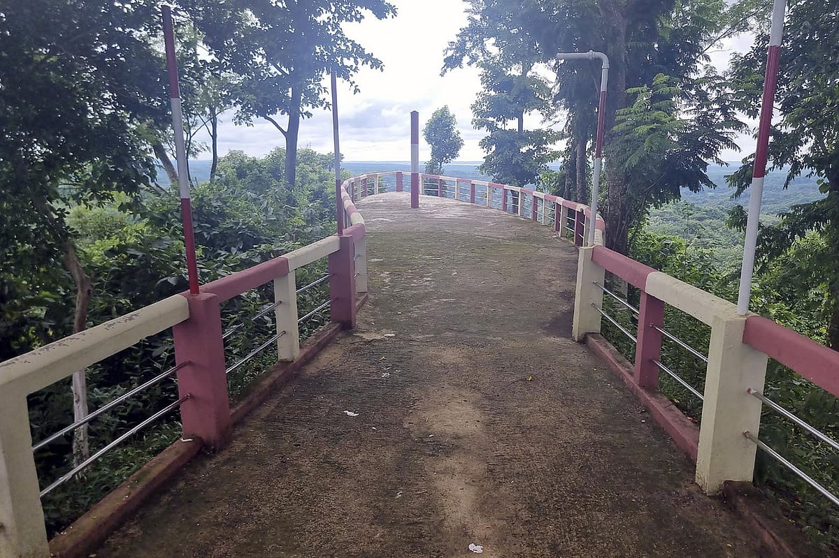 টাইটানিক পয়েন্টে দাঁড়িয়ে সূর্যাস্ত এবং সূর্যোদয়ের মনোরম দৃশ্য উপভোগ করা যায়। সম্প্রতি বান্দরবানের লামা উপজেলার মিরিঞ্জা পর্যটন কমপ্লেক্স থেকে তোলা