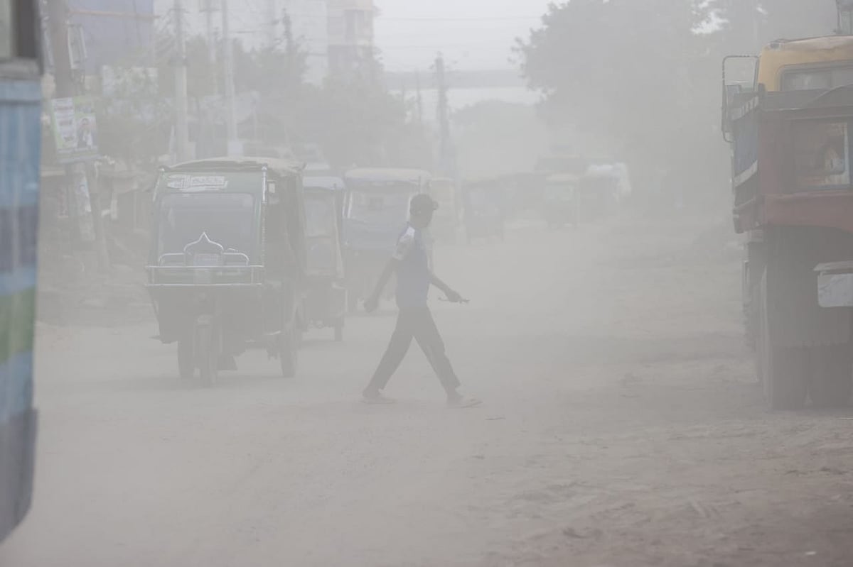 এক সপ্তাহের বেশি সময় ধরে ধারাবাহিকভাবে ঢাকা বিশ্বের দূষিত বায়ুর শহরের তালিকায় ওপরের দিকে থাকছে