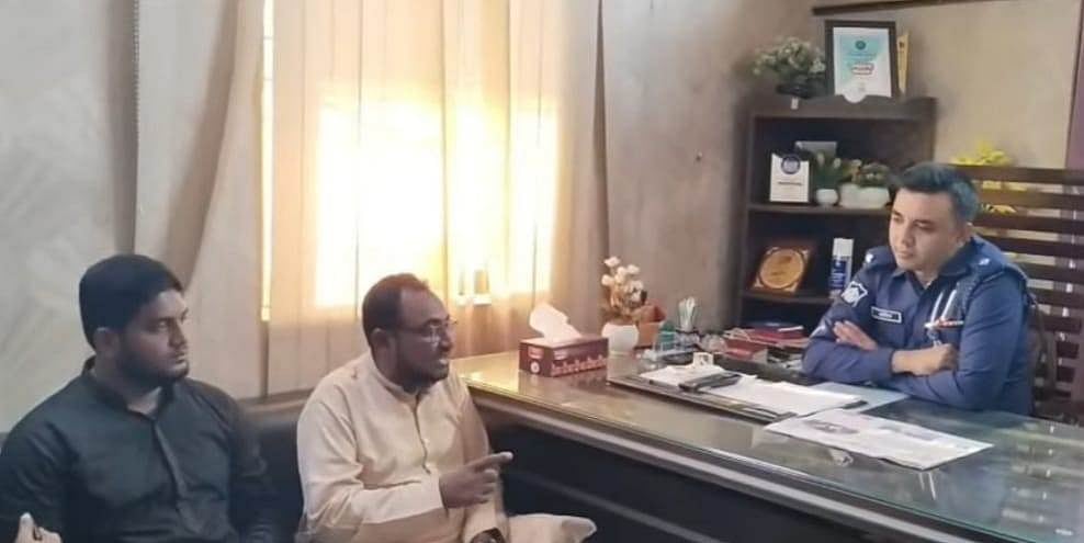 চট্টগ্রামের মিরসরাই থানার ভারপ্রাপ্ত কর্মকর্তা (ওসি) আতিকুর রহমানের সঙ্গে থানায় কথা বলেছেন চট্টগ্রাম-১ আসনে (মিরসরাই) জামায়াতে ইসলামীর মনোনীত প্রার্থী সাইফুর রহমান (মাঝে)