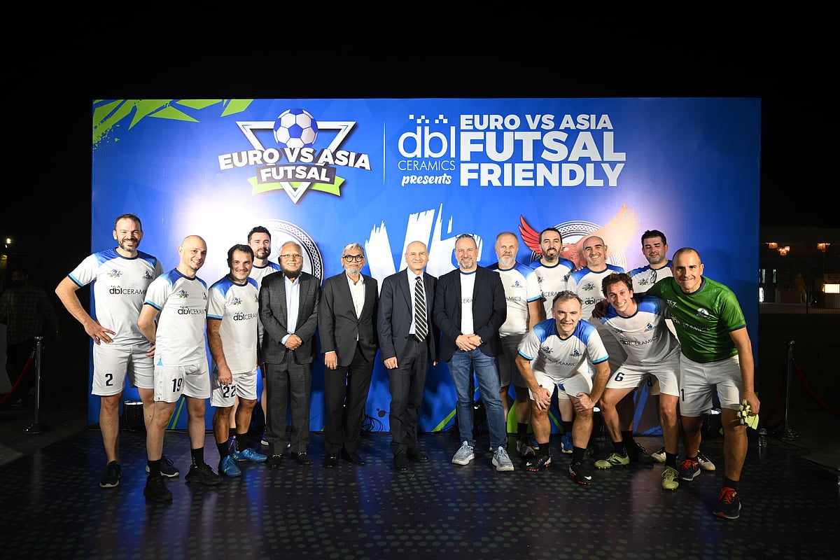 সিরামিক এক্সপো উপলক্ষে আগত বিদেশি প্রতিষ্ঠানের কর্মকর্তাদের সঙ্গে প্রীতি ফুটবল ম্যাচ খেলেন ডিবিএল গ্রুপের কর্মকর্তারা। গত বুধবার ঢাকার মাদানি অ্যাভিনিউর শেফস টেবিল কোর্টসাইডে