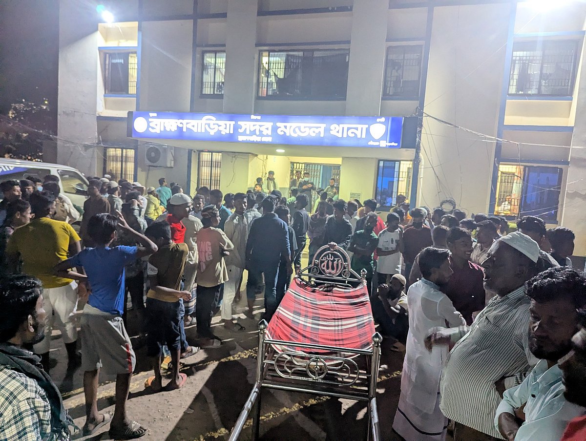 ব্রাহ্মণবাড়িয়ায় ছাত্রদলের সাবেক নেতাকে হত্যার ঘটনায় মামলা নেওয়ার দাবিতে লাশ নিয়ে বিক্ষোভ। শুক্রবার রাতে সদর থানায়