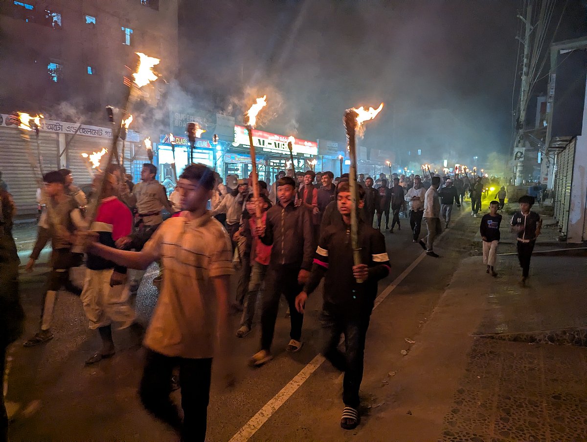 শরীয়তপুর–১ আসনের বিএনপির প্রাথমিক প্রার্থিতা পরিবর্তনের দাবিতে শরীয়তপুর–ঢাকা সড়ক অবরোধ করে মশাল মিছিল নিয়ে বিক্ষোভ। শুক্রবার জেলা শহরের উত্তর বাজার এলাকায়