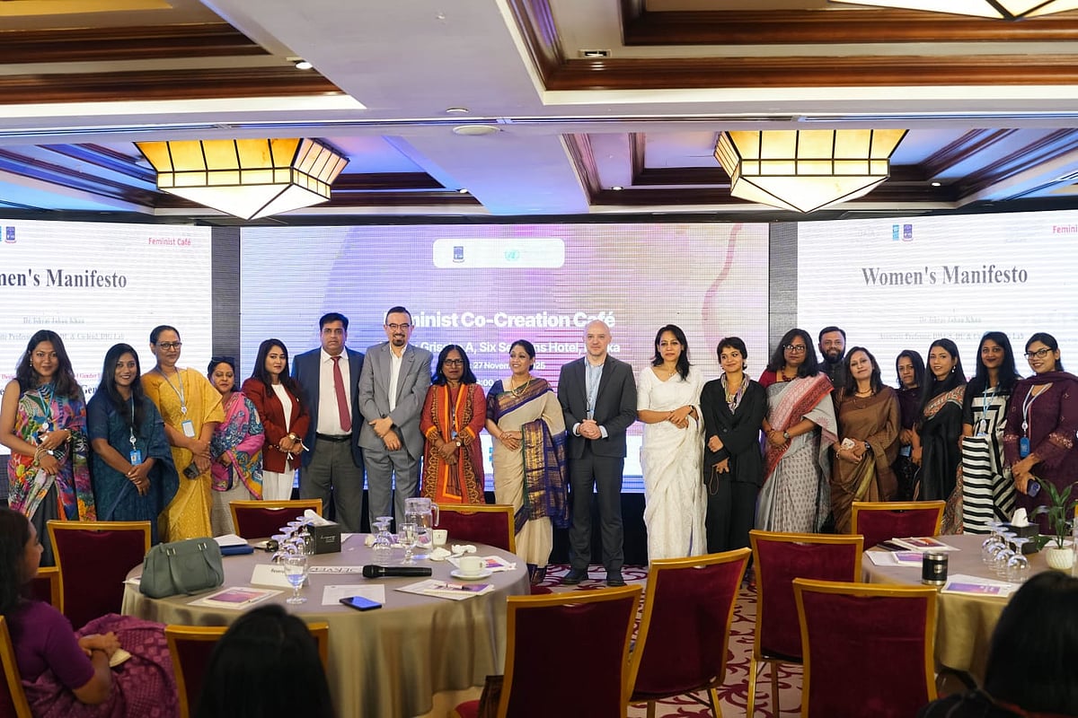 ‘ফেমিনিস্ট কো ক্রিয়েশন ক্যাফে’ শীর্ষক কর্মশালায় অংশগ্রহণকারীদের সঙ্গে অতিথিরা। বৃহস্পতিবার রাজধানীর একটি হোটেলে
