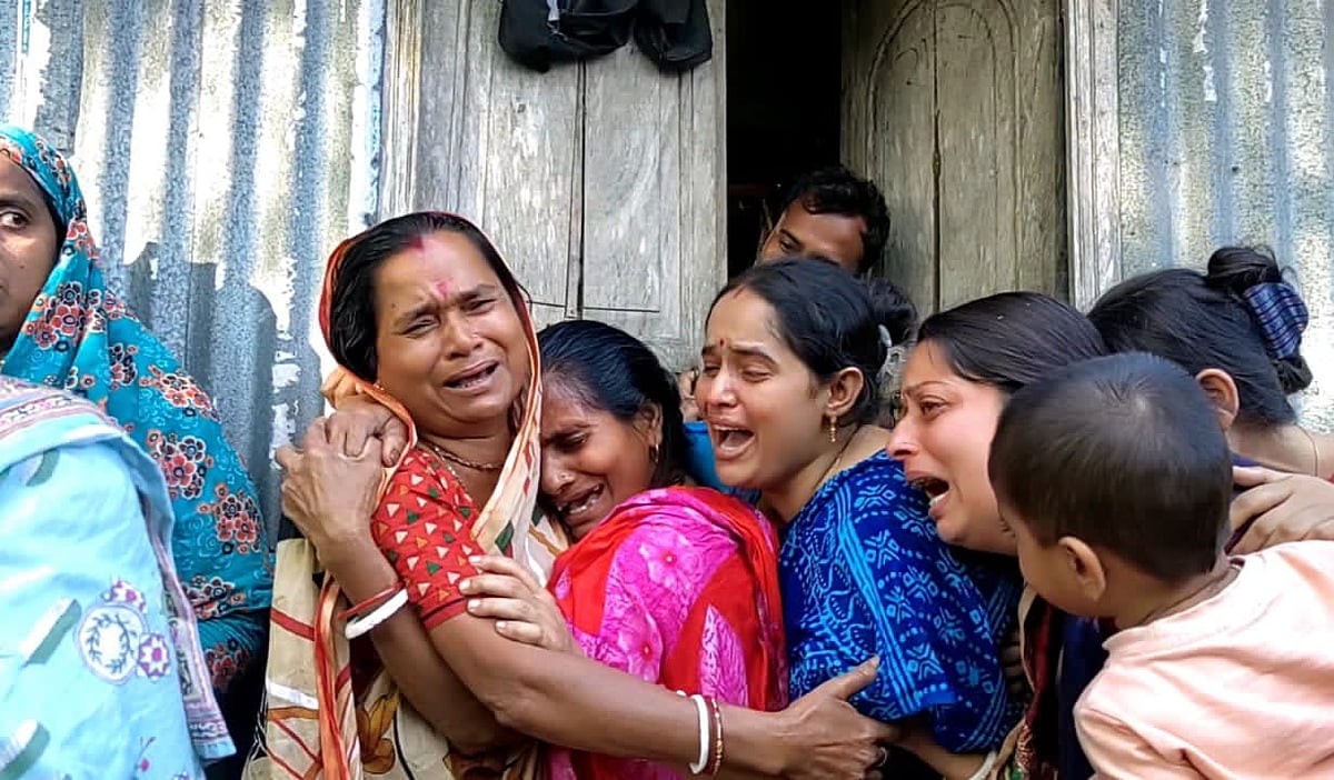 সাগর বালার লাশ গ্রামের বাড়িতে এলে কান্নায় ভেঙে পড়েন স্বজন ও প্রতিবেশীরা। আজ শুক্রবার বিকেল সাড়ে চারটার দিকে মাদারীপুরের রাজৈর উপজেলার পাখুল্লা এলাকায়