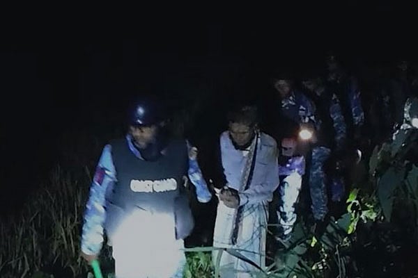 গহিন পাহাড়ে অভিযান চালিয়ে এক ব্যক্তিকে আটক করে কোস্টগার্ড