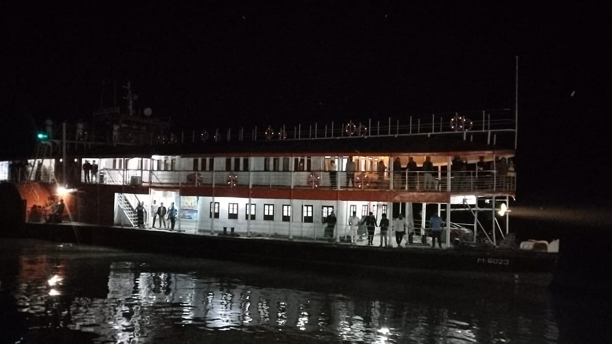 তিন বছর পর বরিশালের কীর্তনখোলার বুকে সগৌরবে ফিরল ঐতিহ্যবাহী প্যাডেল স্টিমার পি এস মাহসুদ। শুক্রবার সন্ধ্যায়