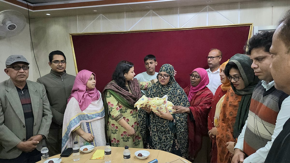 দিনাজপুরের বিরামপুর রেলস্টেশনে জন্ম নেওয়া নবজাতককে তুলে দেওয়া হয় এক দম্পতির কোলে। গতকাল বৃহস্পতিবার বিকেলে উপজেলা নির্বাহী কর্মকর্তার কার্যালয়ে