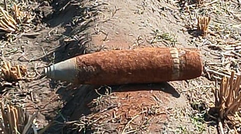 লালমনিরহাটের হাতীবান্ধা উপজেলায় ফসলি জমি থেকে উদ্ধার করা মর্টার শেল। আজ শুক্রবার সকাল সাড়ে নয়টার দিকে উপজেলার গড্ডিমারী ইউনিয়নের ৭ নম্বর ওয়ার্ড এলাকায়