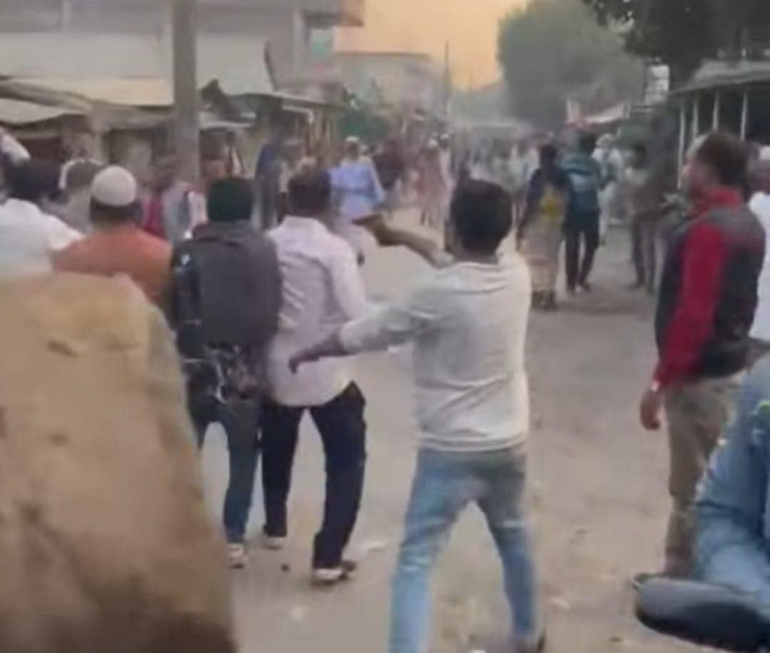 বিএনপি–জামায়াতের সংঘর্ষের সময় গুলি ছুড়ছেন যুবক। গতকাল বৃহস্পতিবার