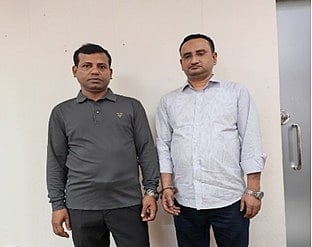 গাজীপুরের শ্রীপুরের মাওনায় কম দামে ২২ বিঘা জমি বিক্রি হবে, এই কথা বলে একজন সাবেক অতিরিক্ত সচিবের কাছ থেকে ১ কোটি ৩০ লাখ টাকা আত্মসাতের অভিযোগে এই দুজকে গ্রেপ্তার করেছে পুলিশের অপরাধ তদন্ত বিভাগ (সিআইডি)