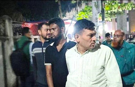 পালিয়ে যাওয়ার তিন দিন পর বহিষ্কৃত ছাত্রদল নেতা মাসুম হাওলাদারকে (কালো গেঞ্জি পরা) গ্রেপ্তার করে পুলিশ। ১৮ নভেম্বর রাতে বরিশাল নগরের ভাটারখাল এলাকায়