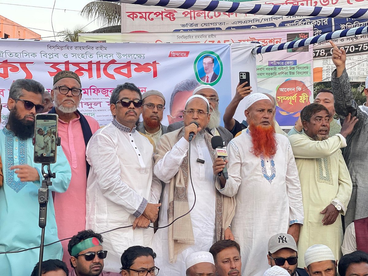 নোয়াখালী-২ আসনে প্রার্থী পরিবর্তনের দাবিতে মনোনয়ন প্রত্যাশী দুই নেতা কাজী মফিজুর রহমান ও আবদুল মান্নানের নেতৃত্বে সমাবেশ। আজ বিকেলে সেনবাগ থানার মোড়ে