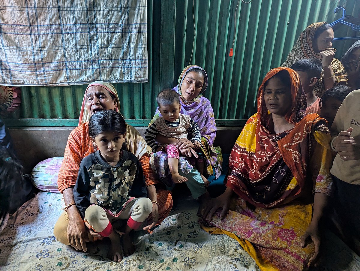 নিহত সাদ্দাম হোসেনের স্বজনদের আহাজারি। আজ শুক্রবার সকালে ব্রাহ্মণবাড়িয়া শহরের কান্দিপাড়া এলাকায়