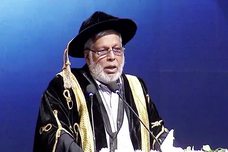 ব্র্যাক বিশ্ববিদ্যালয়ের সমাবর্তন অনুষ্ঠানে প্রধান বক্তা হিসেবে বক্তব্য দেন সড়ক পরিবহন, বিদ্যুৎ ও রেলপথ মন্ত্রণালয়ের উপদেষ্টা মুহাম্মদ ফাওজুল কবির খান