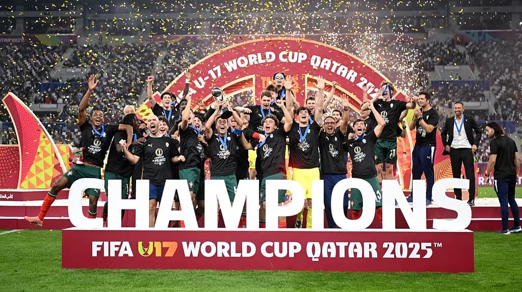 অনূর্ধ্ব–১৭ বিশ্বকাপ ট্রফি হাতে পর্তুগাল দল। কাল দোহায়