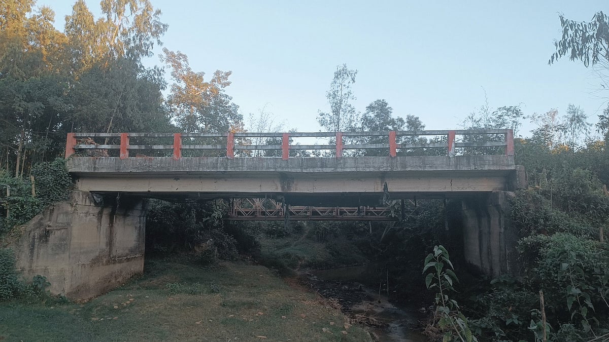 সেতুটি নির্মাণ করা হয়েছে আড়াই বছর আগে। কিন্তু সংযোগ সড়ক না থাকায় কাজে আসছে না। সম্প্রতি লোহাগাড়ার চরম্বা ইউনিয়নে