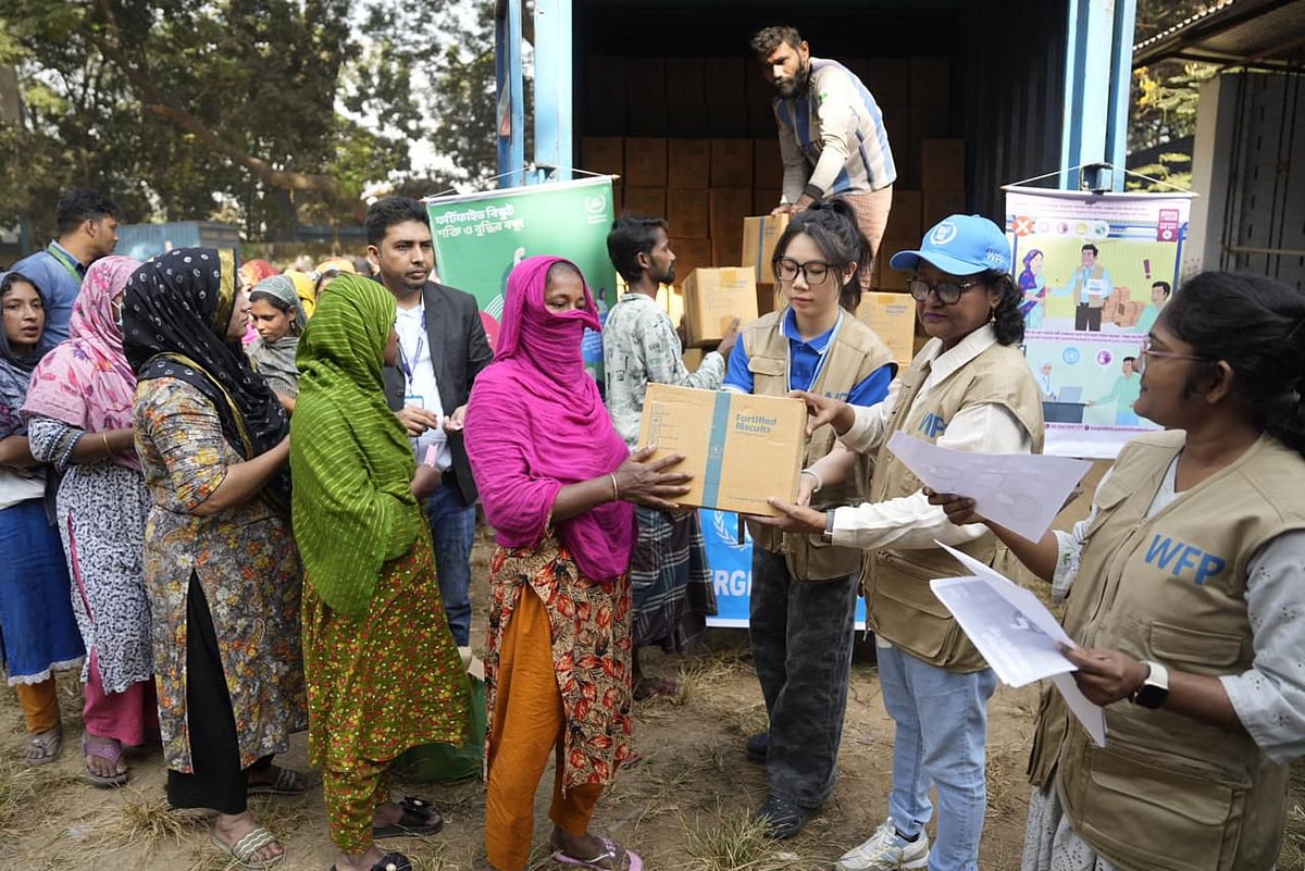 রাজধানীর কড়াইল বস্তিতে ভয়াবহ অগ্নিকাণ্ডে ক্ষতিগ্রস্ত পরিবারগুলোকে জরুরি খাদ্যসহায়তা দিয়েছে জাতিসংঘের বিশ্ব খাদ্য কর্মসূচি (ডব্লিউএফপি)