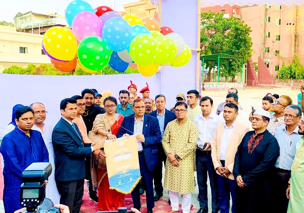 বেলুন উড়িয়ে বইমেলার উদ্বোধন করেন গৃহায়ণ ও গণপূর্ত মন্ত্রণালয়ের সচিব মো. নজরুল ইসলাম। শুক্রবার বিকেলে কুমিল্লা নগরের কান্দিরপাড় এলাকার টাউনহল মাঠে