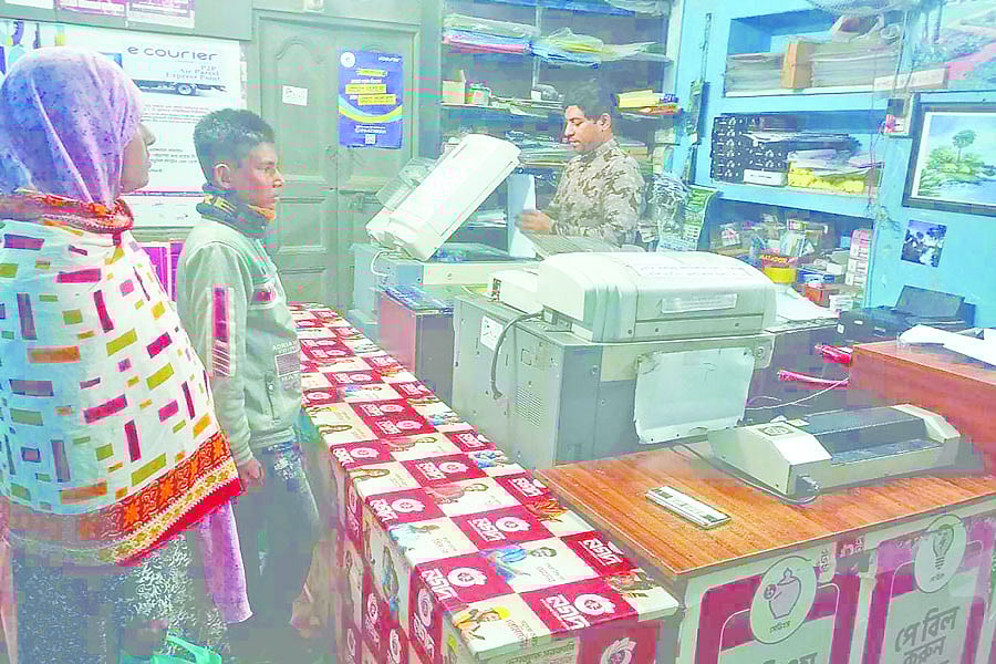 শিশু আবদুল্লাহ তার মায়ের সঙ্গে ষষ্ঠ শ্রেণিতে অনলাইনে ভর্তির আবেদন করতে এসে বয়স জটিলতায় পড়ে। গতকাল রাত আটটার দিকে জয়পুরহাট শহরের একটি দোকানে