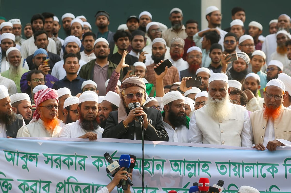 বিক্ষোভ সমাবেশে বক্তব্য দেন হেফাজতে ইসলামের কেন্দ্রীয় জ্যেষ্ঠ যুগ্ম মহাসচিব জুনায়েদ আল হাবিব। বায়তুল মোকাররম জাতীয় মসজিদের উত্তর গেট; ২৮ নভেম্বর ২০২৫