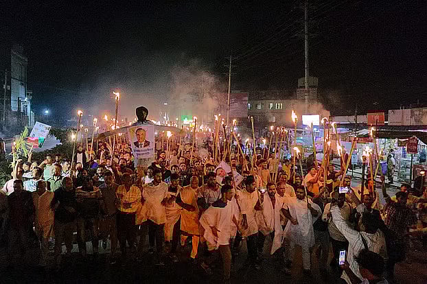 চট্টগ্রাম–১৩ আসনে বিএনপির মনোনীত প্রার্থী পরিবর্তনের দাবিতে কাফনের কাপড় পরে মশাল মিছিল করেছেন নেতা–কর্মীদের একাংশ। ১৩ নভেম্বর রাতে আনোয়ারার চাতরী চৌমুহনী এলাকায়