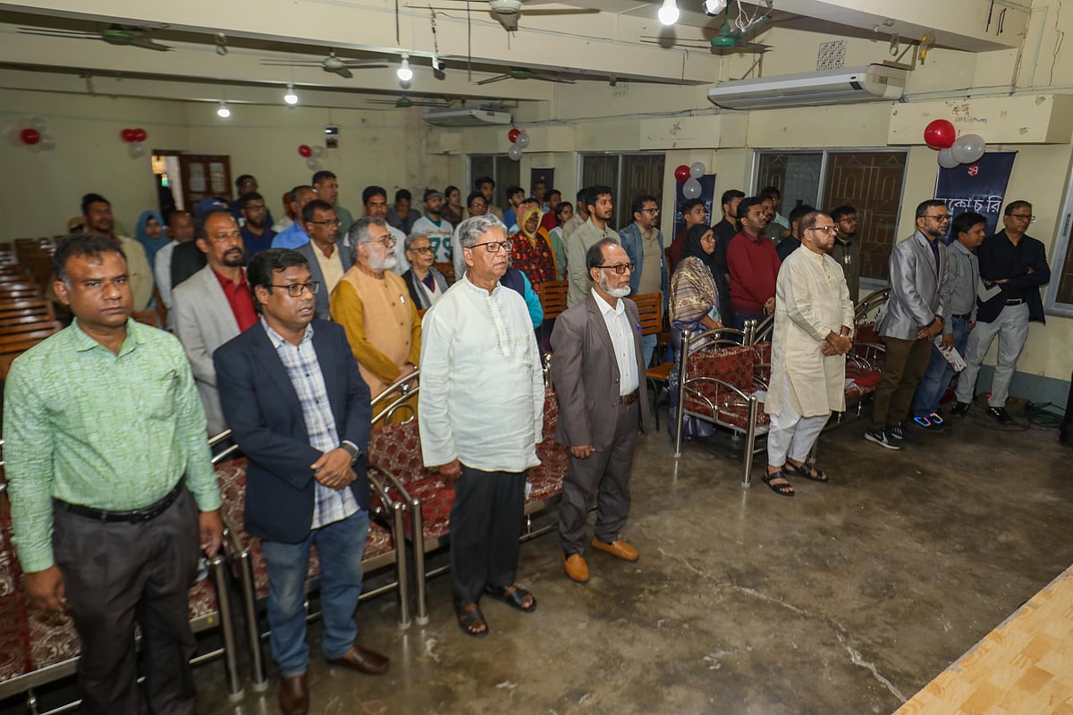 খুলনায় জাতীয় সংগীতের মাধ্যমে শুরু হয় সুধী সমাবেশ। উমেশচন্দ্র পাবলিক লাইব্রেরি মিলনায়তন, খুলনা, ২৮ নভেম্বর