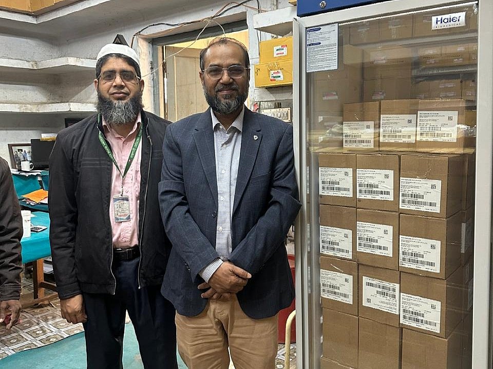 রাজশাহী মেডিকেল কলেজ হাসপাতালে ৩৬ কোটি টাকার বিদেশি ওষুধের ব্যবস্থা করেছেন অধ্যাপক আজিজুল হক (ডানে)। রাজশাহী মেডিকেল কলেজ হাসপাতালের স্টোরে