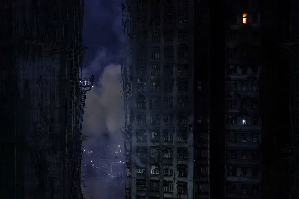 ওয়াং ফুক কোর্ট আবাসন প্রকল্পের আগুনে ক্ষতিগ্রস্ত ভবনগুলোর সাধারণ দৃশ্য। গত বুধবার বিকেলে শুরু হওয়া এ অগ্নিকাণ্ডে বাঁশের মাচা ও সবুজ নেট মোড়া ভবনগুলোয় দ্রুত আগুন ছড়িয়ে পড়ে। তাই পো, হংকং, চীন, ২৭ নভেম্বর ২০২৫