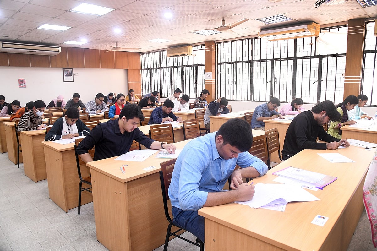 আজ শুক্রবার ঢাকা বিশ্ববিদ্যালয়ের ব্যবসায় প্রশাসন ইনস্টিটিউট পরীক্ষা কেন্দ্রে ভর্তি–ইচ্ছুক শিক্ষার্থীরা।